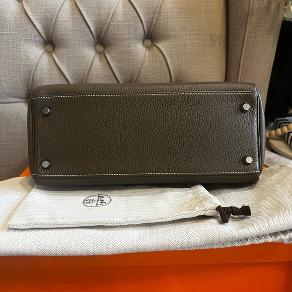 ❌SOLD❌Kelly 28 Etoupe with PHW 
Togo leather Stamp R Square 2014 - Picture 7 of 16